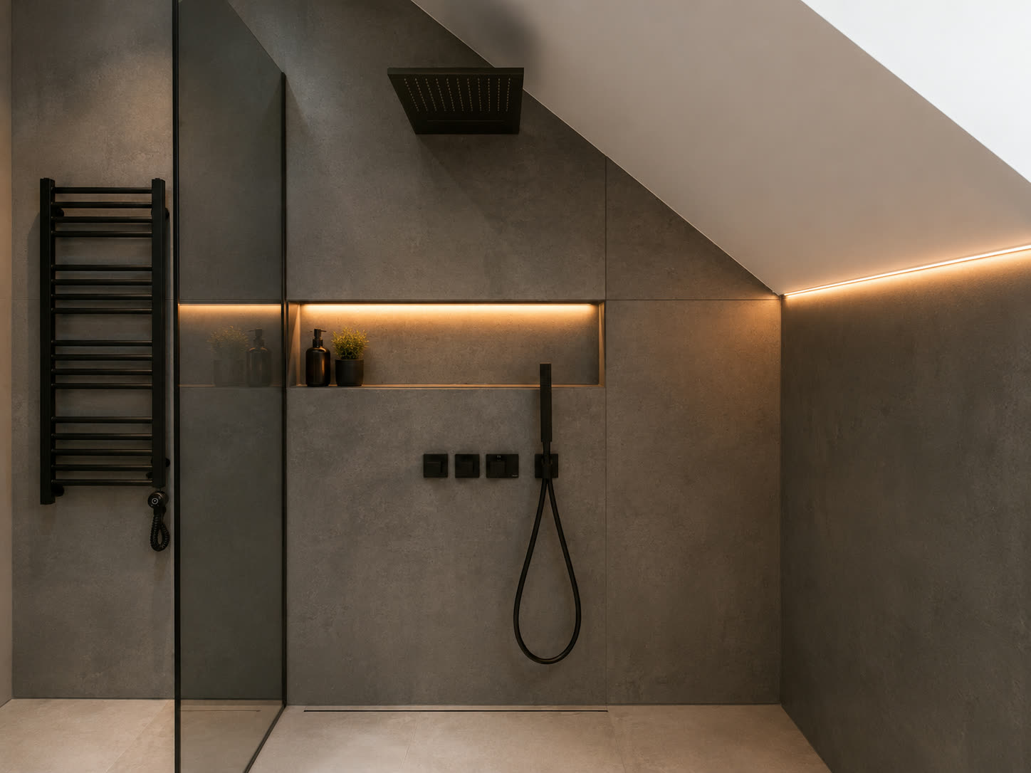 Prysznic walk-in w mikrocemencie pod skosem poddasza z czarną armaturą i liniowym światłem — realizacja WNĘTRZA.COM pod Poznaniem